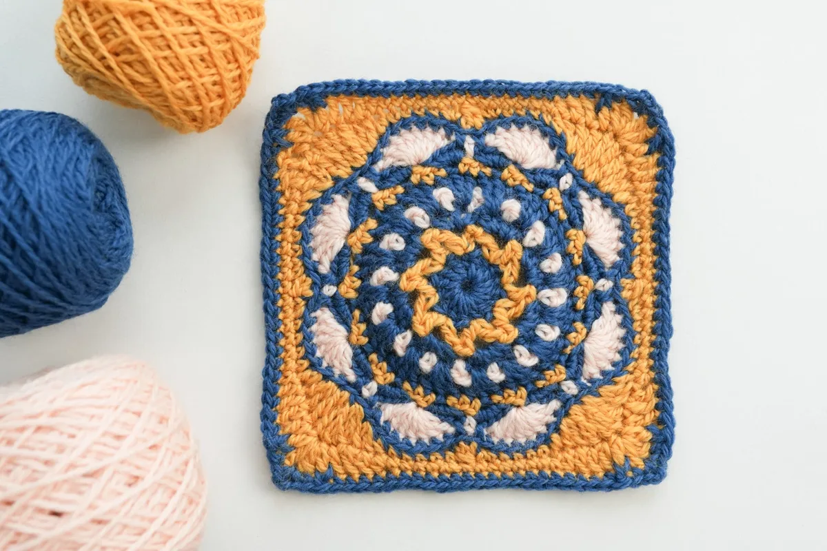 70's Unusual Granny Square — Free Retro Crochet Pattern