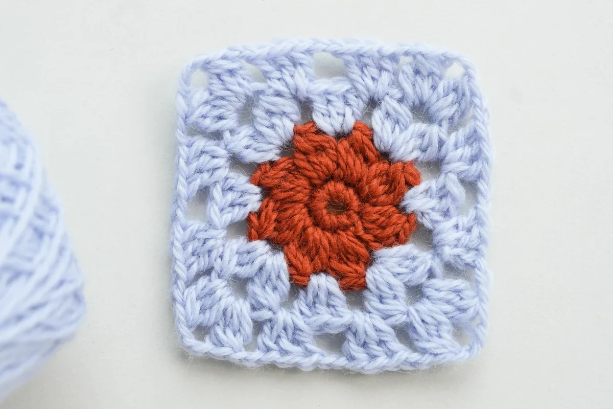 Bobble Stitch Small Flower Granny Square – Free Pattern
