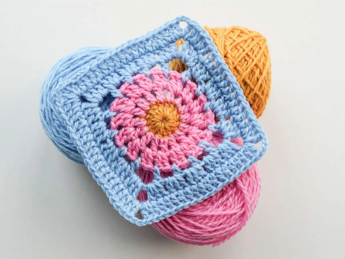 Free Circle Granny Square Pattern with a Flower Center