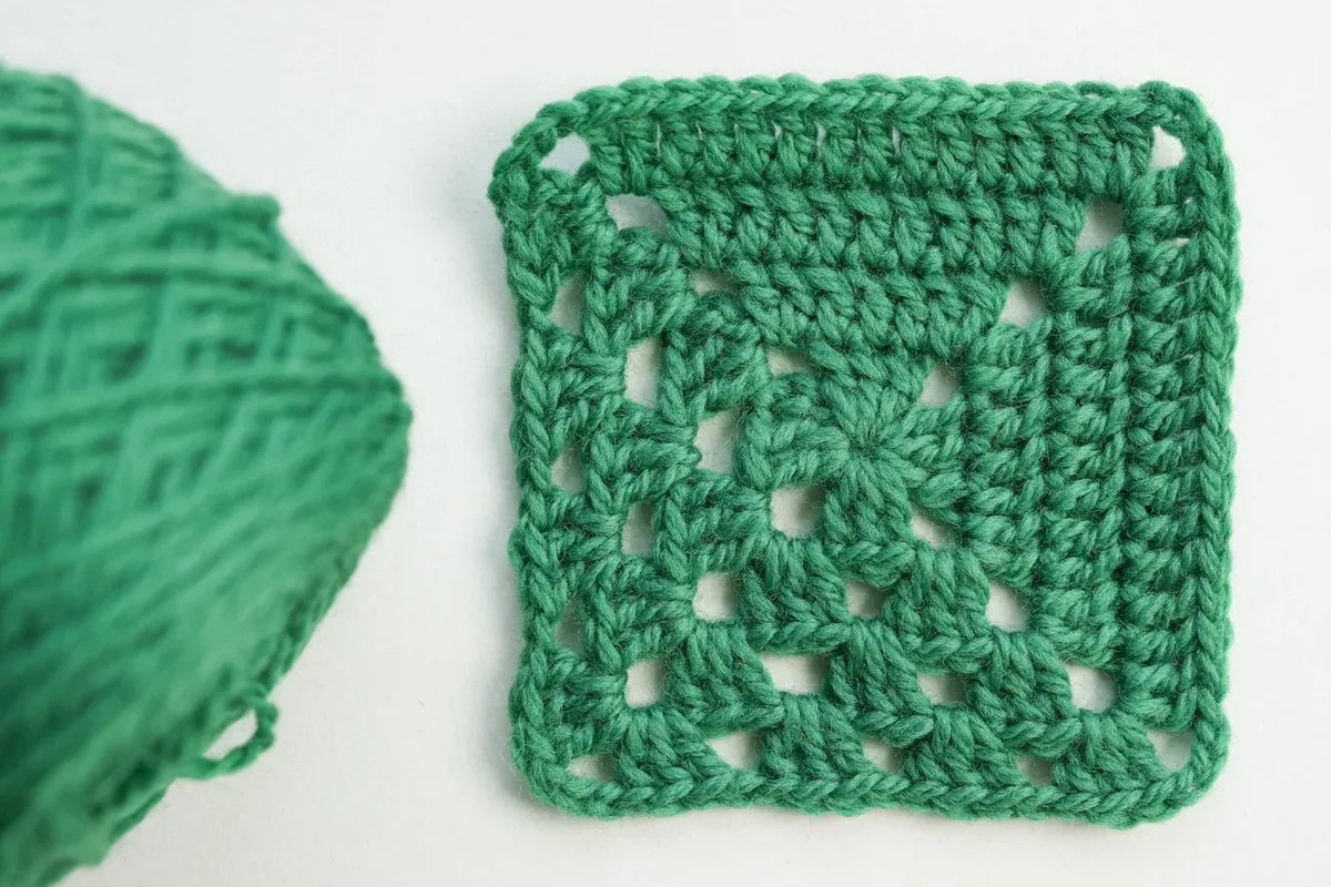 Combined Basic and Solid Granny Square – Free Crochet Pattern