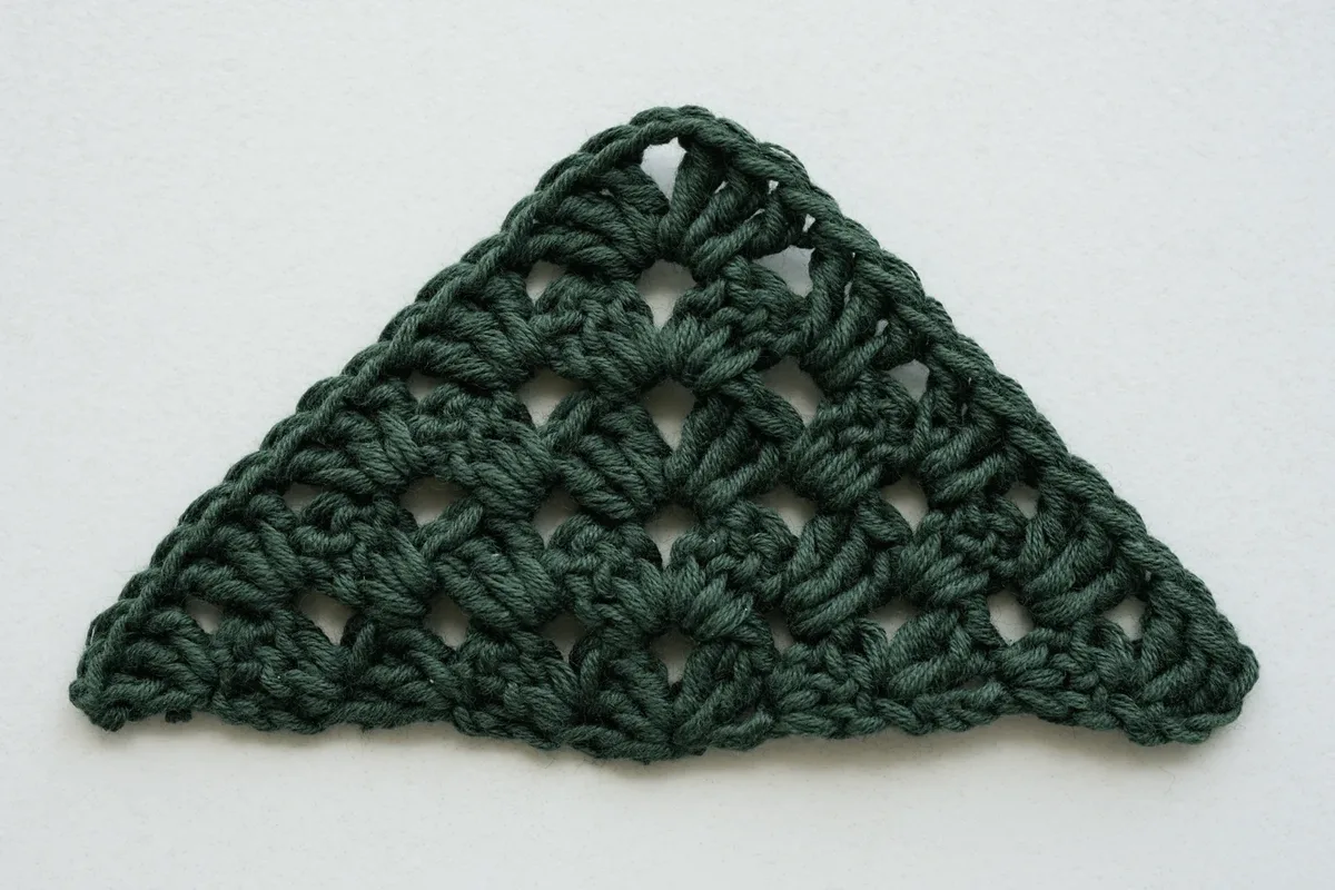 Crochet half granny square pattern: easy triangle motif — photo 2