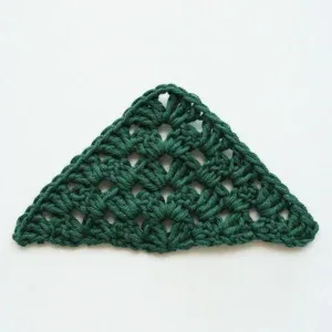 Crochet half granny square pattern: easy triangle motif — photo 3