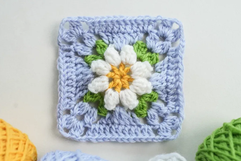 Daisy Farmhouse Granny Square – Free Crochet Pattern