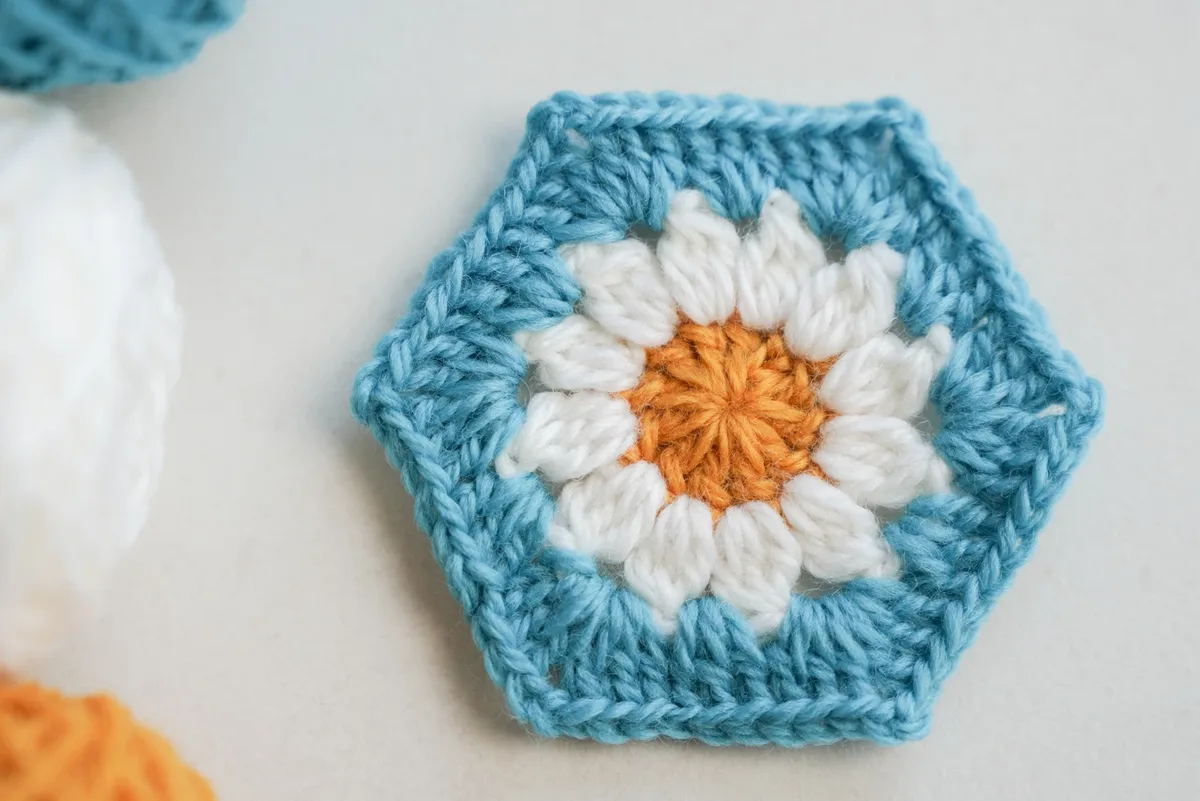 Daisy Flower Hexagon Granny Square - Free Crochet Pattern