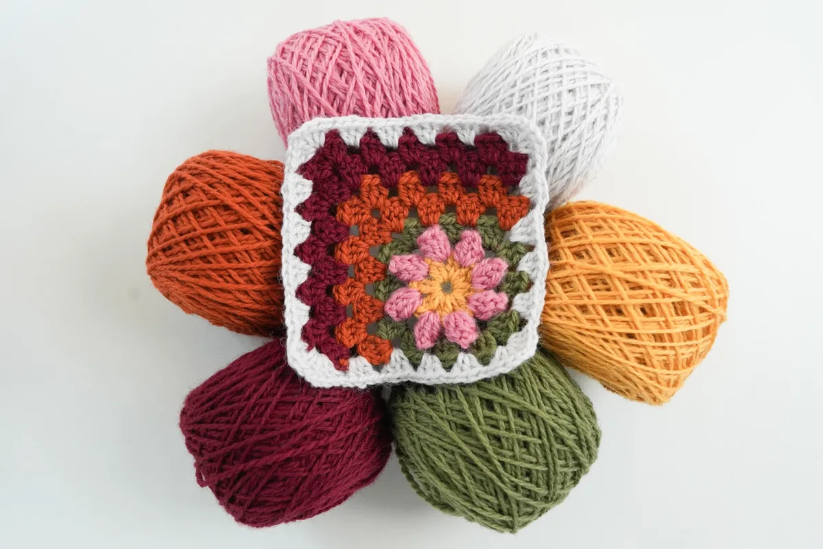Daisy in the Corner Granny Square — Free Popcorn Flower Motif
