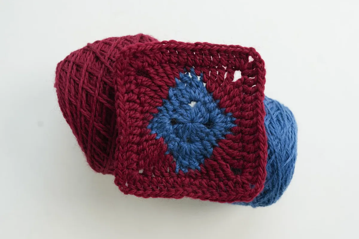 Diamond Granny Square: Free Two-Color Crochet Pattern