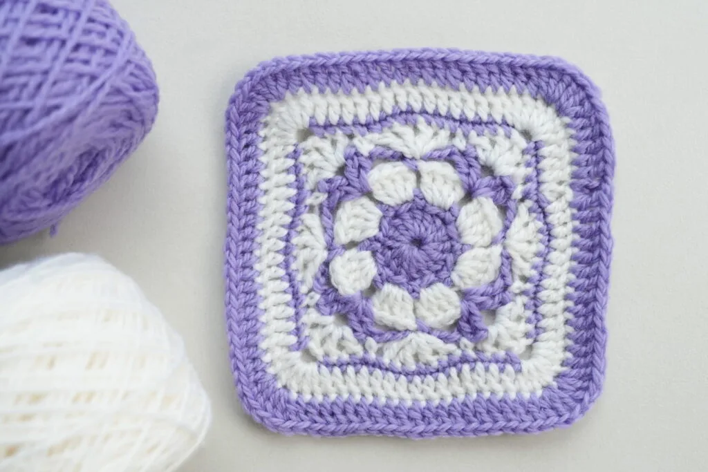 Flat Flower Granny Square – Free Crochet Pattern