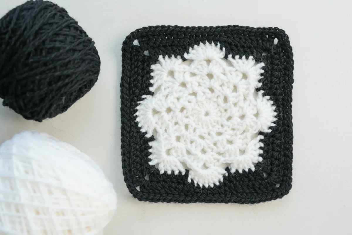 Large Snowflake Granny Square – Free Crochet Pattern