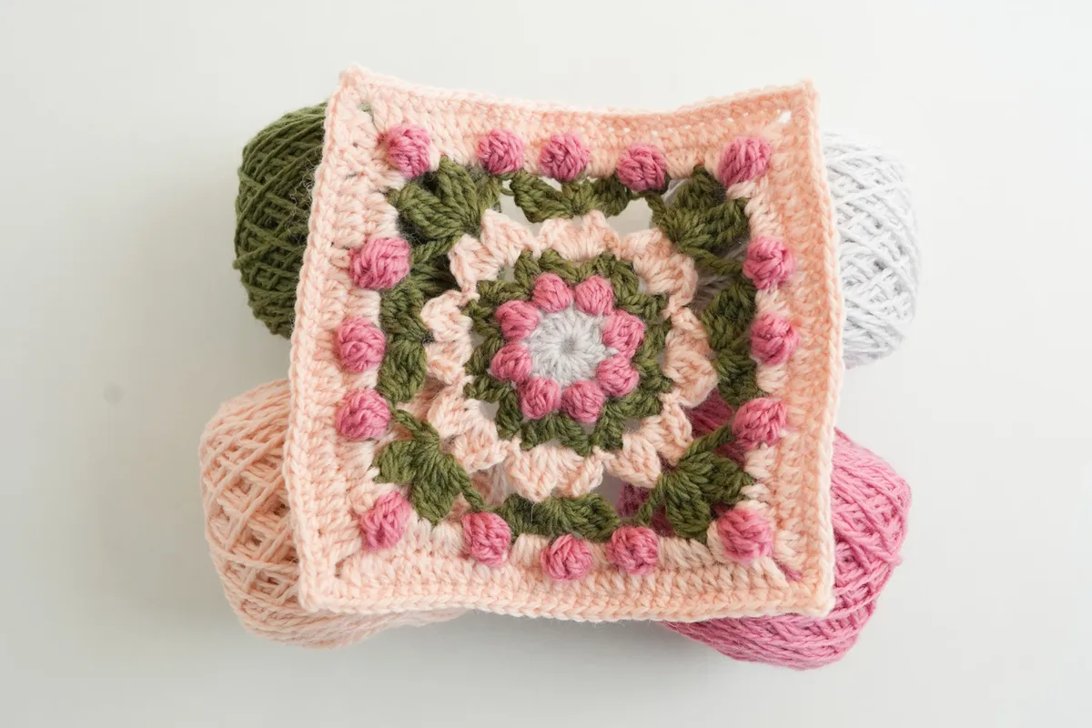 Large Willow Granny Square: A Bobble-Bud Crochet Motif