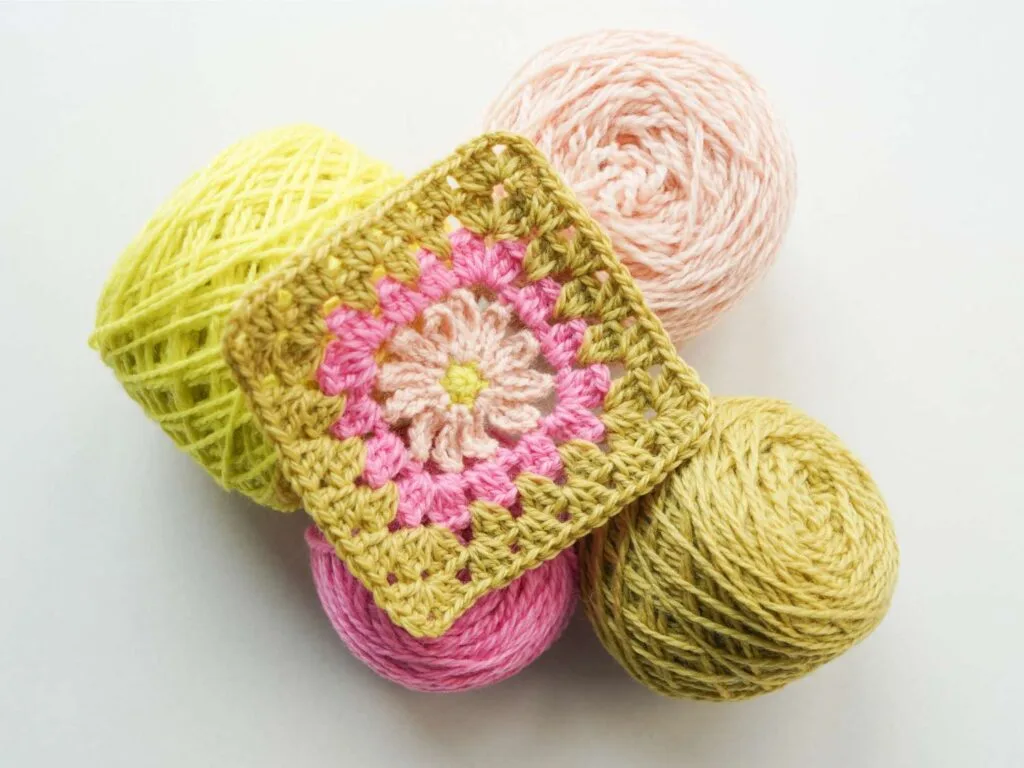Mini Daisy Granny Square – Free Crochet Pattern