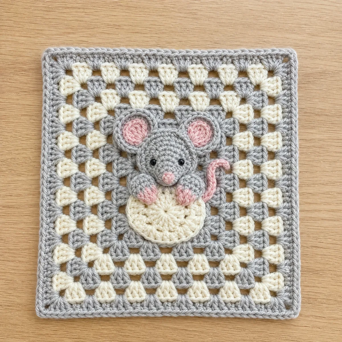 Peekaboo Mouse Granny Square — A Playful Beginner Appliqué