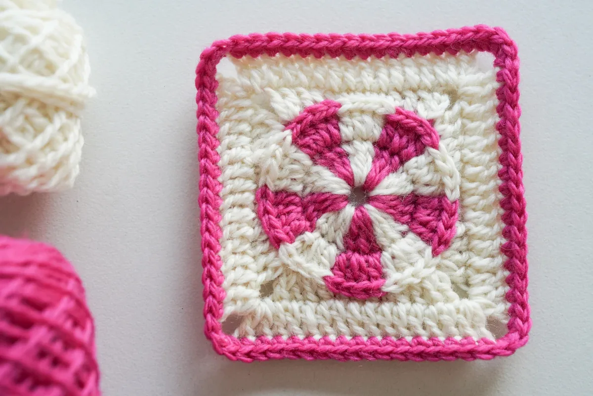 Pinwheel Granny Square: Free Two-Color Spinning Crochet Pattern