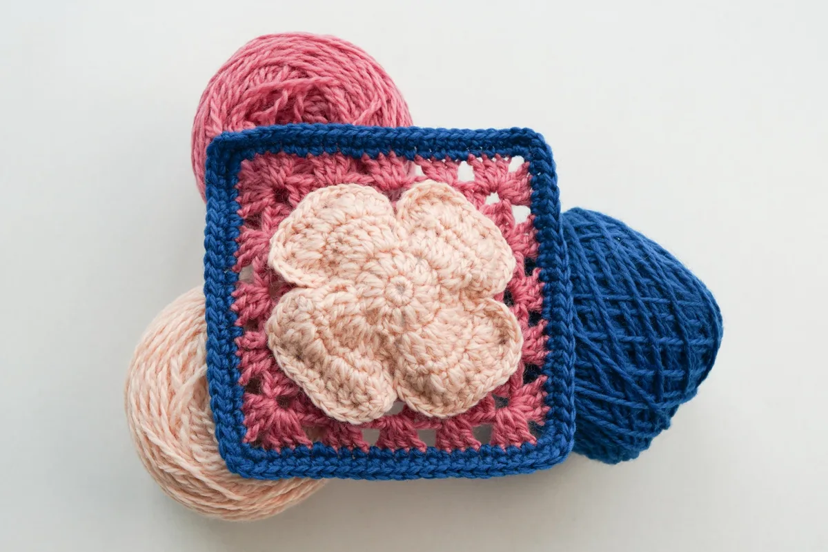 Retro Large Flower Granny Square – Free Crochet Pattern
