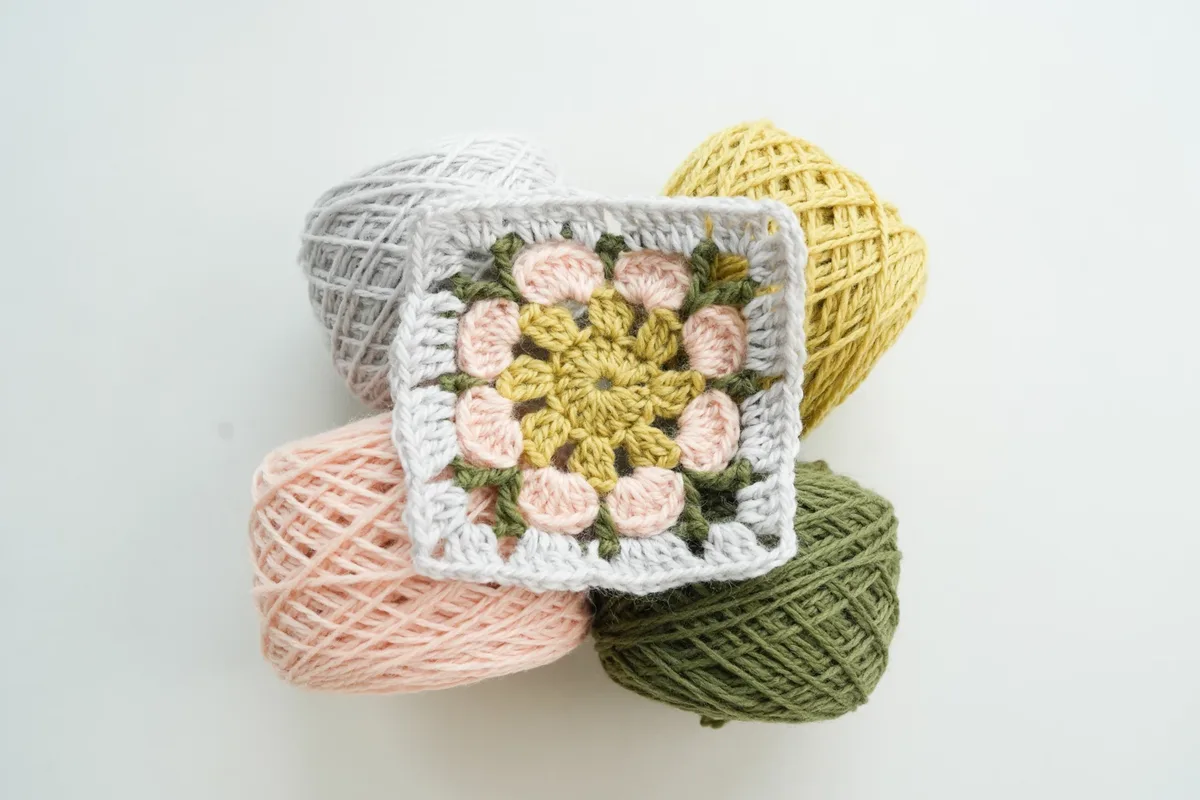 Retro Shell Stitch Flower Granny Square (Free 5-Round Pattern)