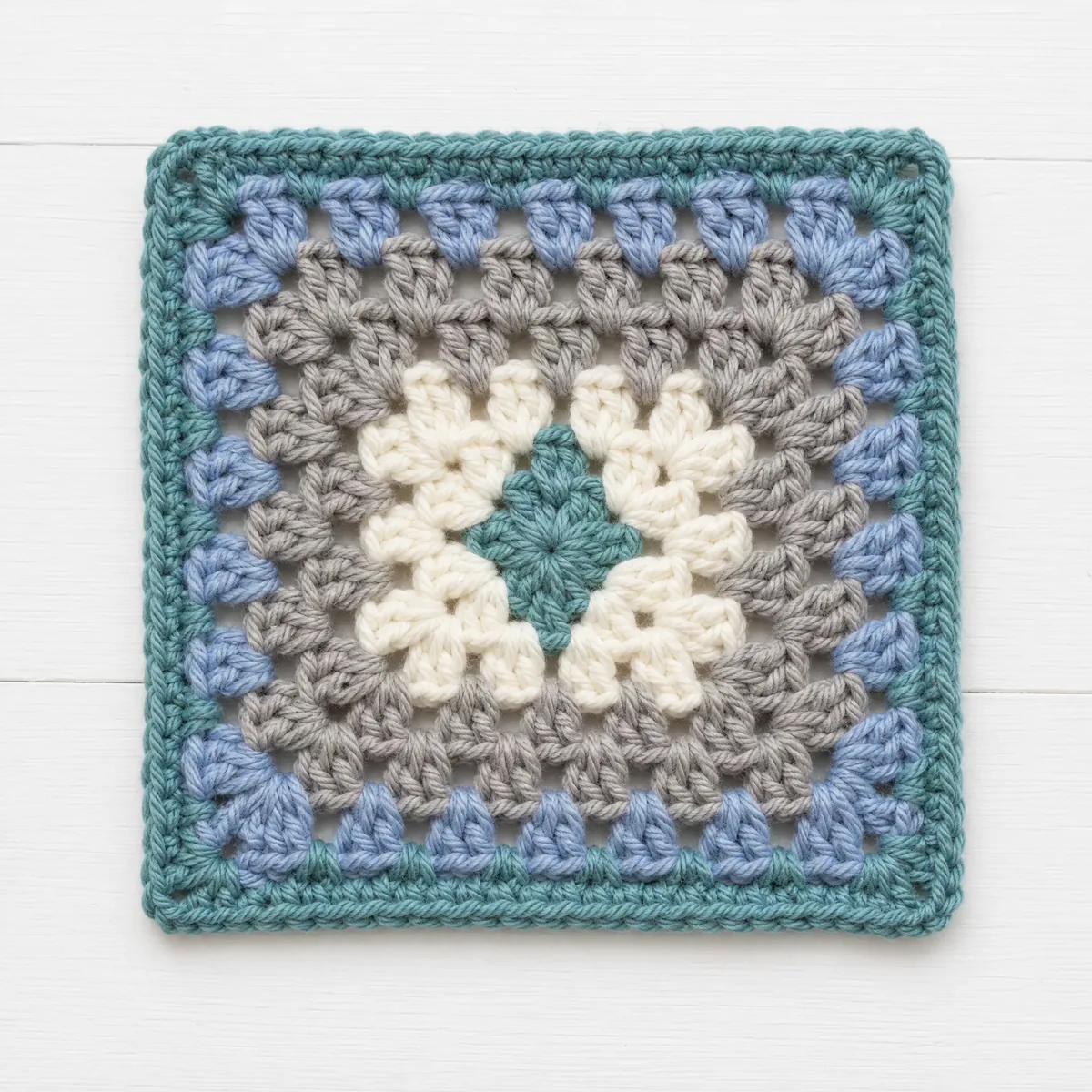 Salt Air Circle Granny Square — A Breezy Coastal Classic