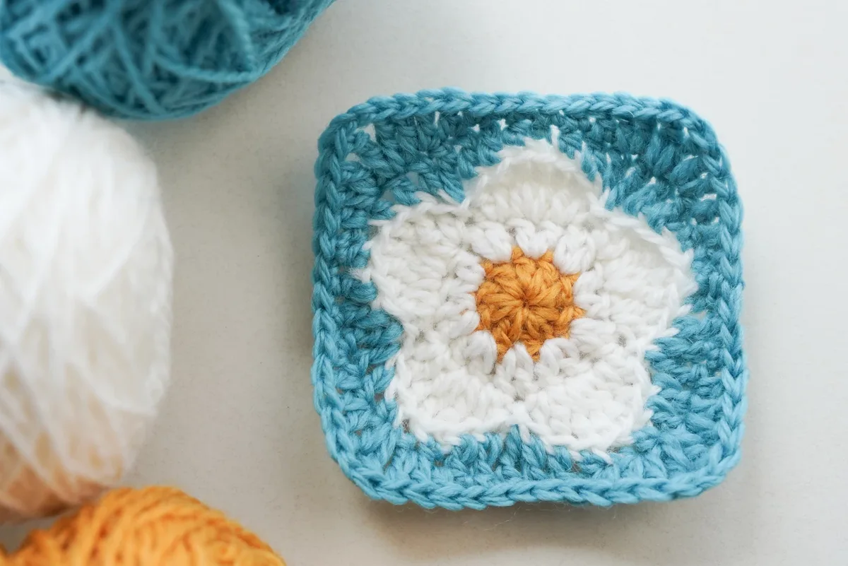 Simple Five Petal Flower Granny Square (Free Beginner Pattern)