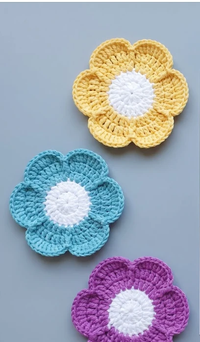 Six-Petal Flower Coaster — Free 6-Round Crochet Pattern