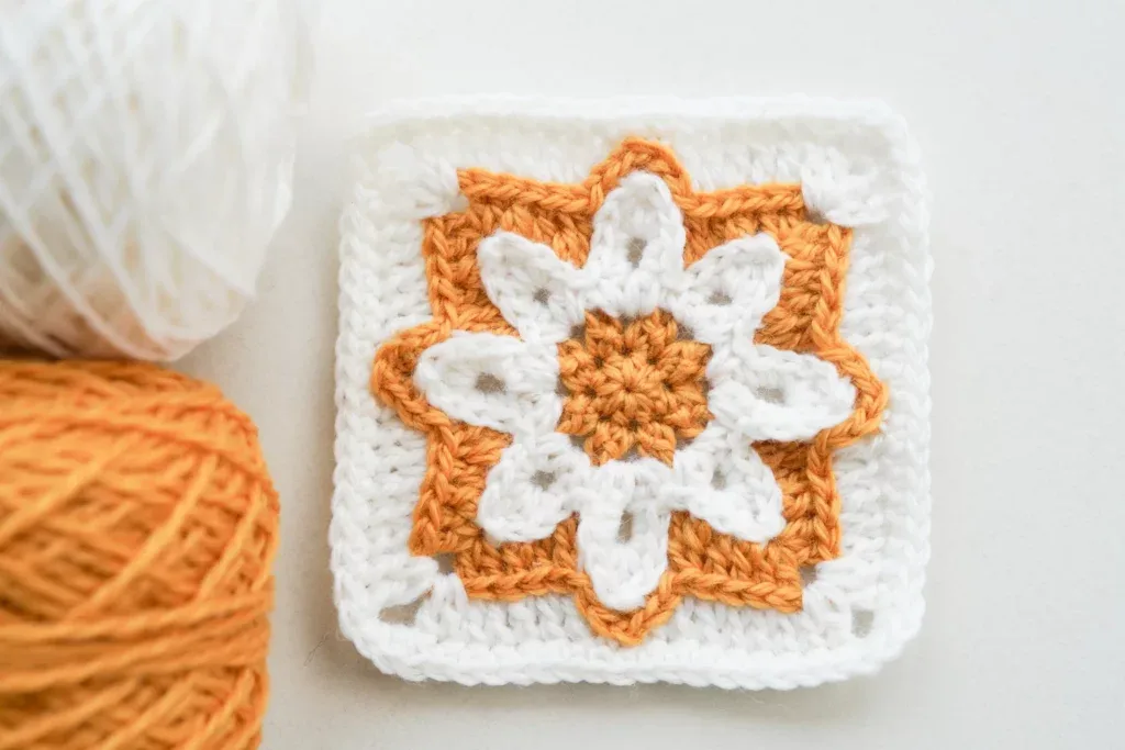 Small Willow Granny Square with Sunny Citrus Flower – Free Crochet Pattern