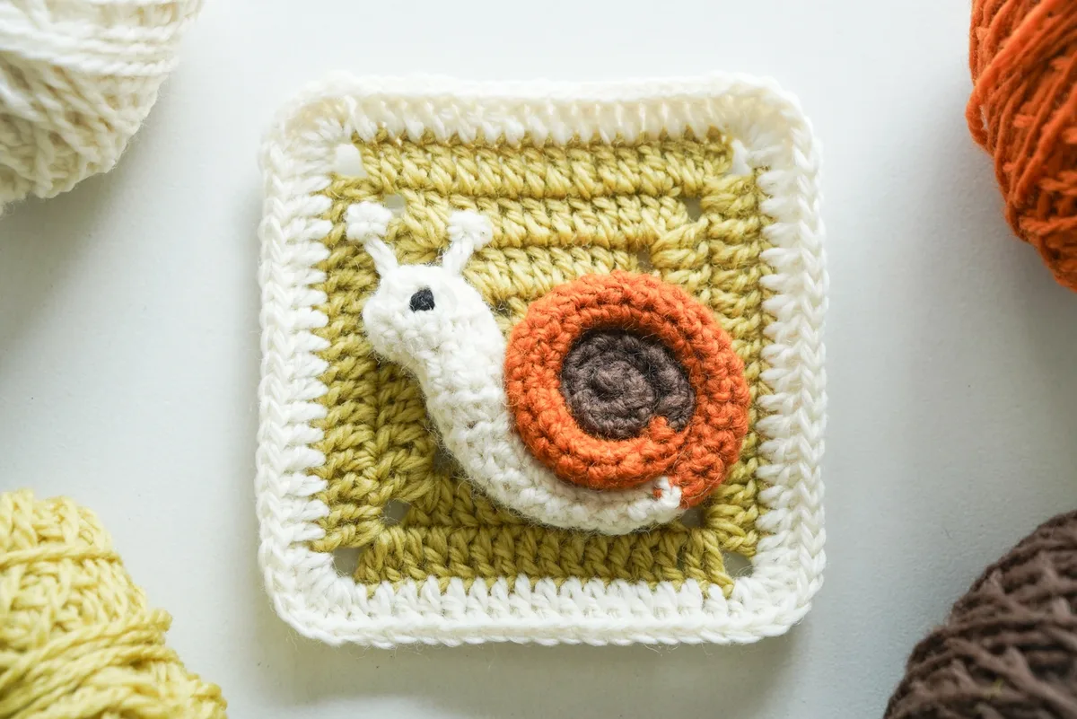 Snail Granny Square — Free Crochet Pattern with 3-Color Tube