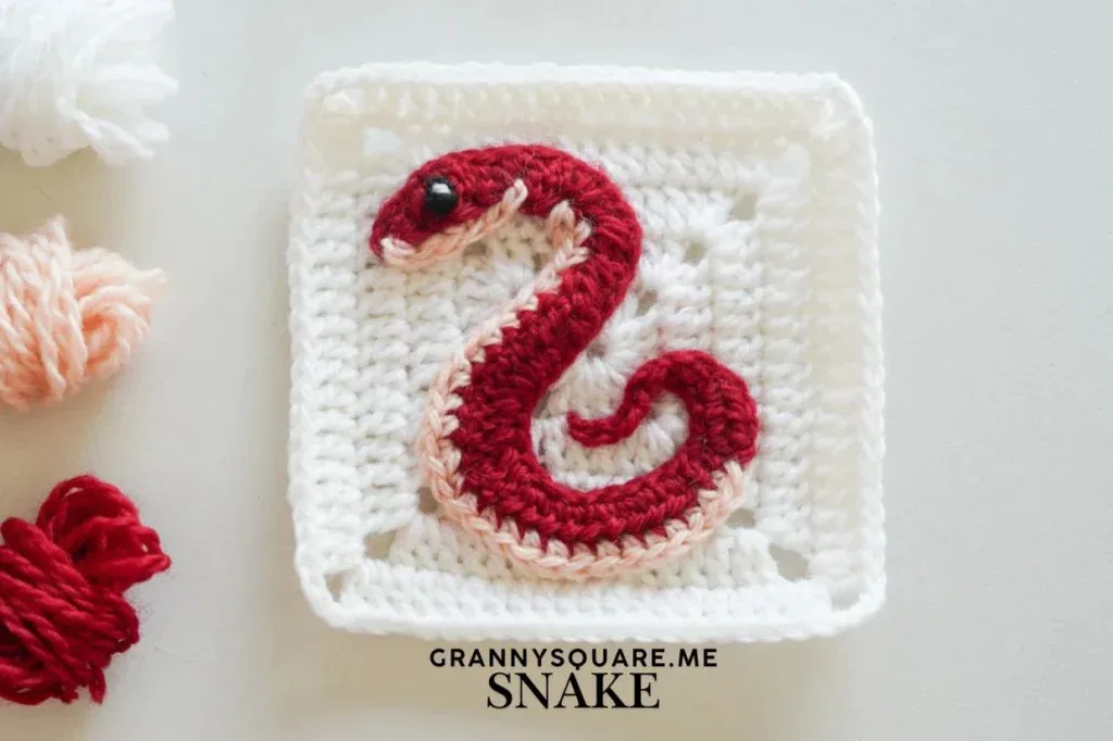 Snake Granny Square: Free Crochet Appliqué Pattern — photo 2