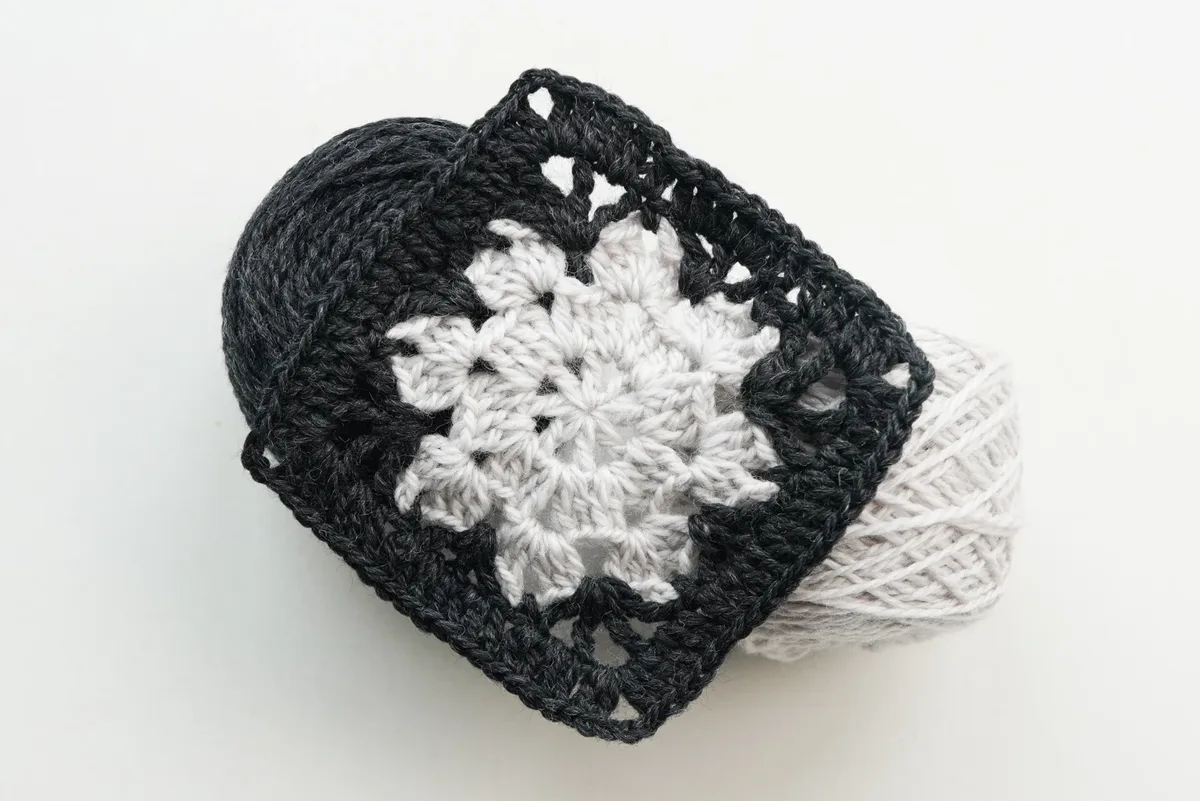 Snowflake Granny Square: An Easy Two-Color Winter Motif