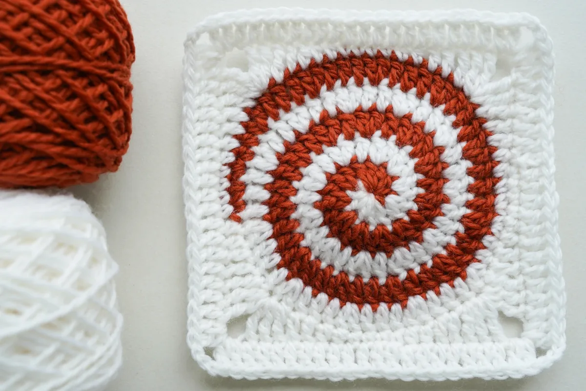 Two-Color Spiral Granny Square – Free Crochet Pattern