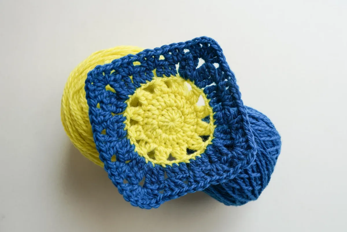 Sun Granny Square Pattern (Free Two-Color Motif)