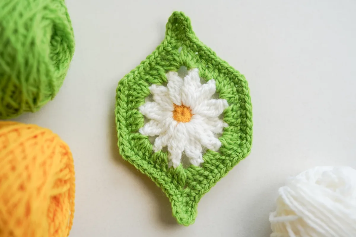 Tear Drop Daisy Flower Granny Square – Free Crochet Pattern