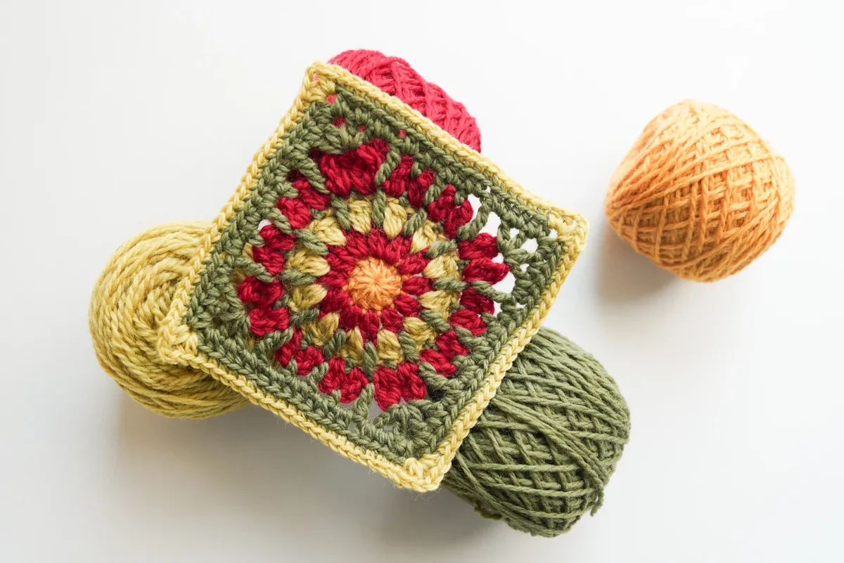 Textured Large Sunburst Granny Square (Free Crochet Pattern)