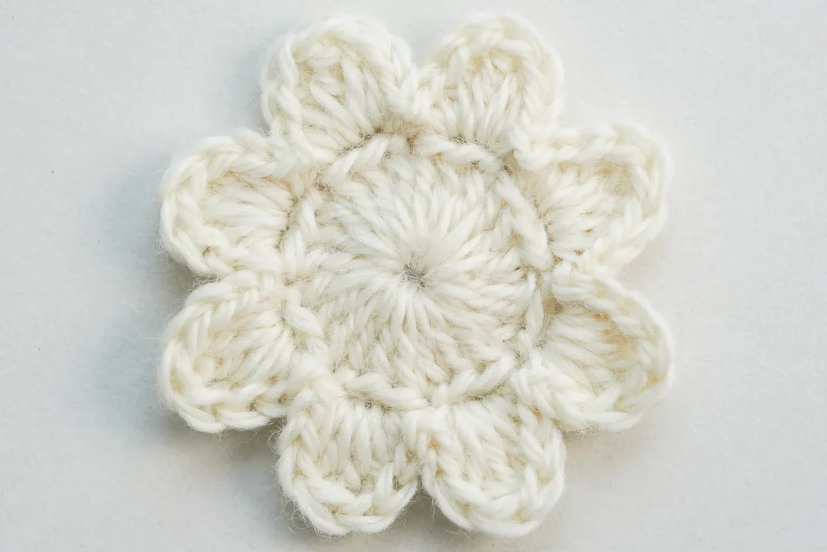 Thick Petal Flower Granny Square: Free Textured Flower Motif Pattern — photo 2