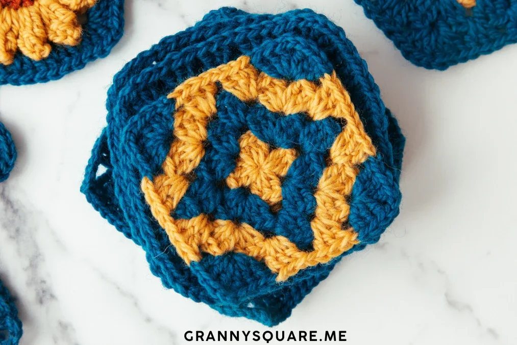Two-Color Basic Granny Square: Easy Free Crochet Pattern — photo 2